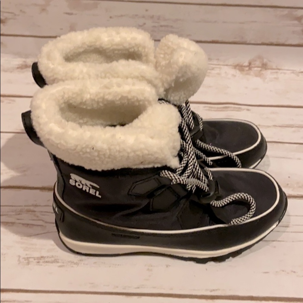 Sorel girls winter boots size 1. Never worn